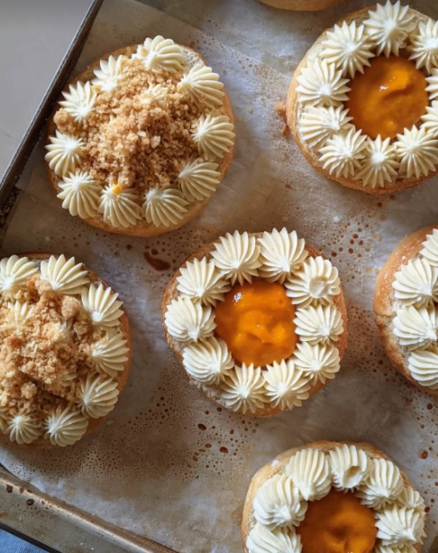 Mango with Coconut Custard Cream Bun & Coconut Crumble